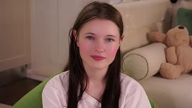 Snapshot of LynHillaire chatting on September 13, 2025, 11:10 am LynHillaire online show from September 13, 2025, 11:10 am