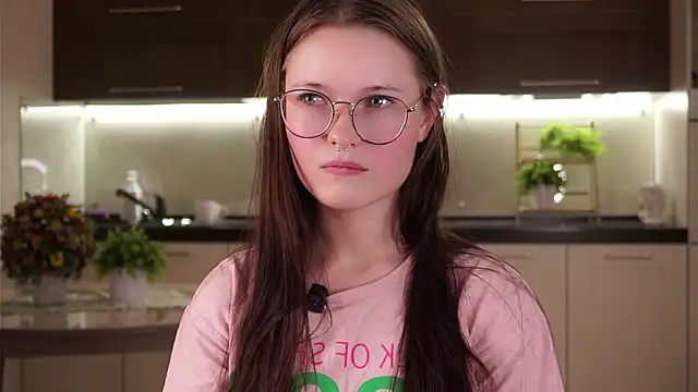 Snapshot of LynHillaire chatting on September 10, 2025, 11:09 am LynHillaire online show from September 10, 2025, 11:09 am