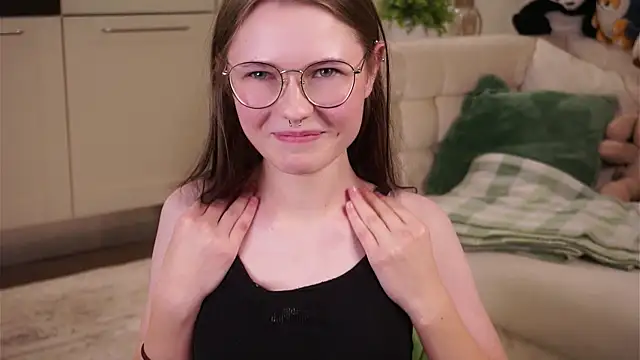 Snapshot of LynHillaire chatting on September 11, 2025, 12:49 pm LynHillaire online show from September 11, 2025, 12:49 pm