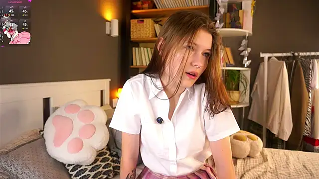 Snapshot of LynHillaire chatting on December 4, 2025, 11:09 am LynHillaire online show from December 4, 2025, 11:09 am