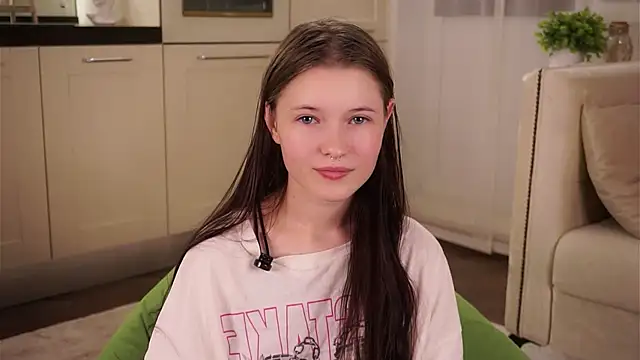 Snapshot of LynHillaire chatting on September 14, 2025, 11:10 am LynHillaire online show from September 14, 2025, 11:10 am