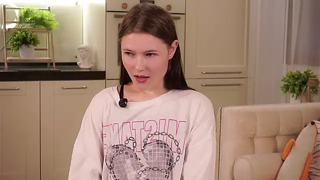 Snapshot of LynHillaire chatting on September 15, 2025, 11:10 am LynHillaire online show from September 15, 2025, 11:10 am