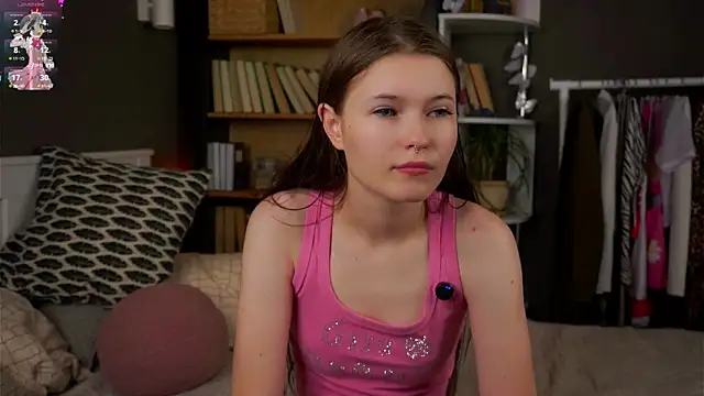 Snapshot of LynHillaire chatting on November 30, 2025, 11:11 am LynHillaire online show from November 30, 2025, 11:11 am