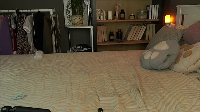 LynHillaire online show from February 9, 2026, 12:03 pm