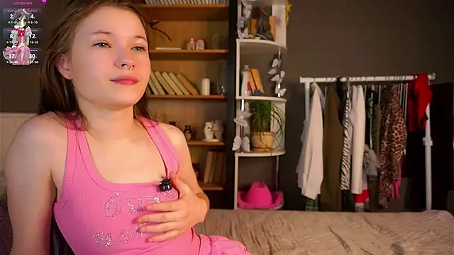 Snapshot of LynHillaire chatting on December 5, 2025, 11:09 am LynHillaire online show from December 5, 2025, 11:09 am