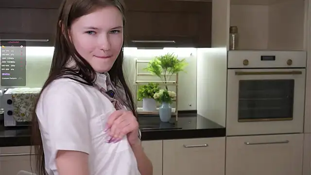 Snapshot of LynHillaire chatting on November 1, 2025, 10:20 am LynHillaire online show from November 1, 2025, 10:20 am