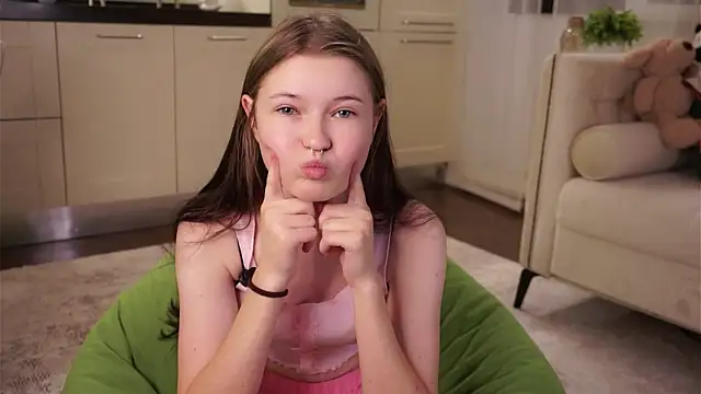 Snapshot of LynHillaire chatting on September 18, 2025, 11:13 am LynHillaire online show from September 18, 2025, 11:13 am