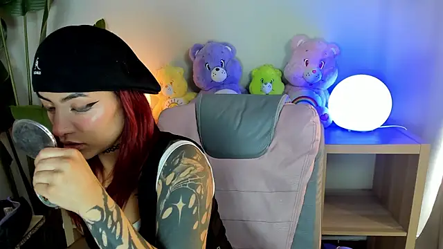 Snapshot of Mystic_blue chatting on December 5, 2025, 12:37 pm Mystic blue online show from December 5, 2025, 12:37 pm