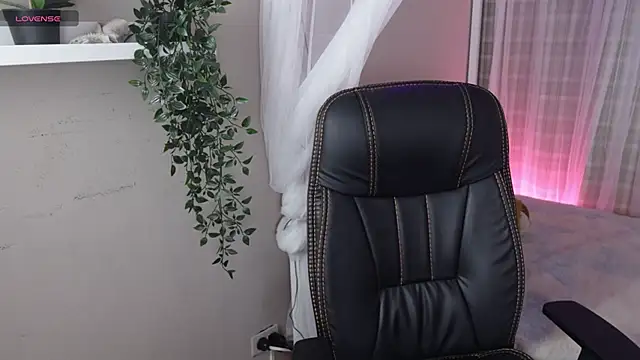 Snapshot of Mystic_blue chatting on November 20, 2025, 12:50 pm Mystic blue online show from November 20, 2025, 12:50 pm