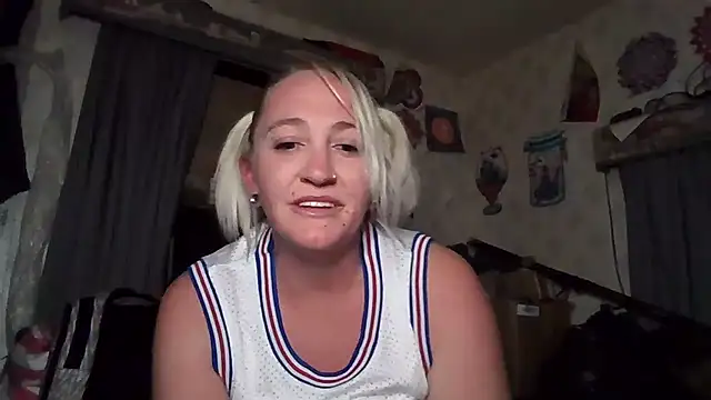 LyraShade89 online show from October 7, 2025, 6:58 am