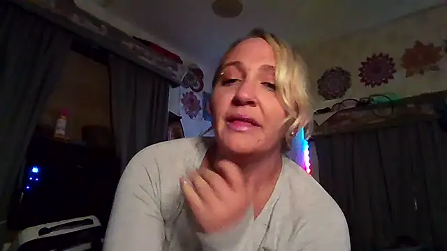 LyraShade89 online show from October 6, 2025, 1:18 am