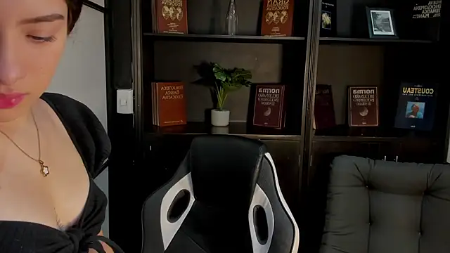 Snapshot of AlliceCopper chatting on October 24, 2025, 2:05 pm AlliceCopper online show from October 24, 2025, 2:05 pm