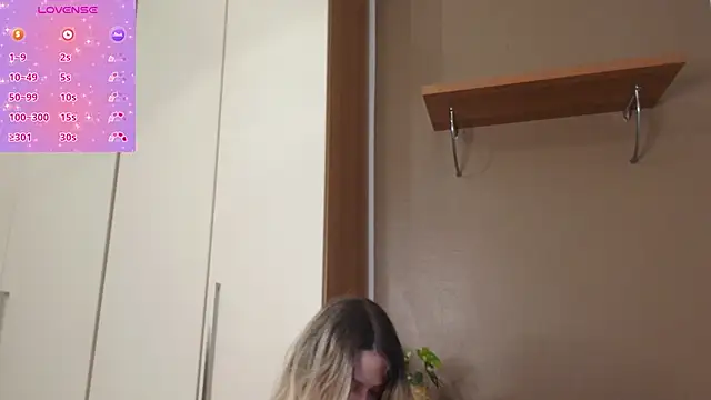 ScarletVerdi online show from December 1, 2025, 8:48 am