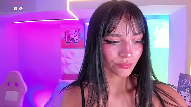 LindaWz  online show from November 14, 2025, 4:05 am