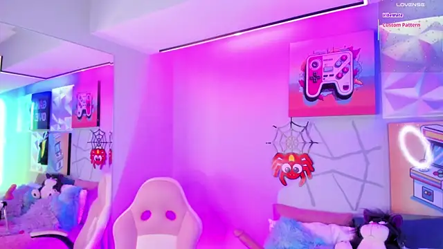 LindaWz  online show from October 31, 2025, 6:32 am