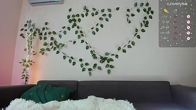 MollyDollz online show from November 11, 2025, 1:28 pm