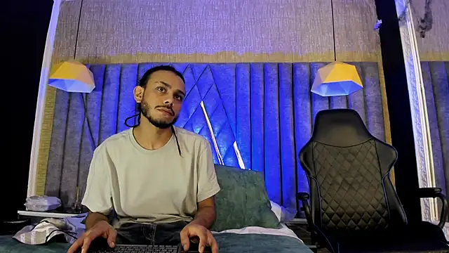 Snapshot of Boss_Domiinator chatting on November 3, 2025, 4:07 am Boss Domiinator online show from November 3, 2025, 4:07 am