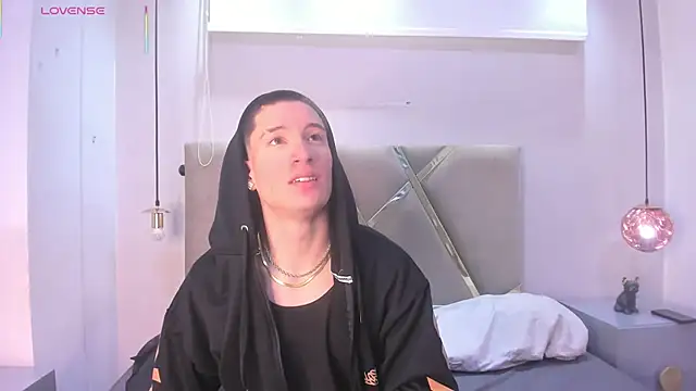 Snapshot of HunterHeat_ chatting on October 29, 2025, 5:56 pm HunterHeat online show from October 29, 2025, 5:56 pm