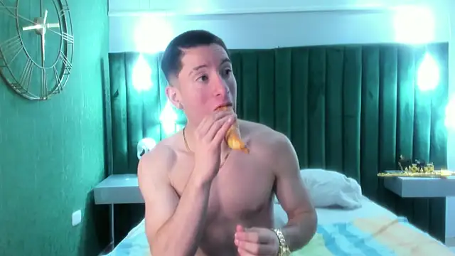 Snapshot of HunterHeat_ chatting on November 18, 2025, 2:53 pm HunterHeat online show from November 18, 2025, 2:53 pm