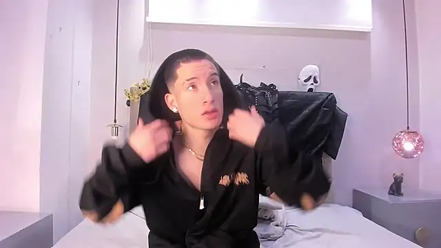 Snapshot of HunterHeat_ chatting on October 30, 2025, 12:47 pm HunterHeat online show from October 30, 2025, 12:47 pm