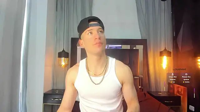 Snapshot of HunterHeat_ chatting on December 14, 2025, 6:02 pm HunterHeat online show from December 14, 2025, 6:02 pm