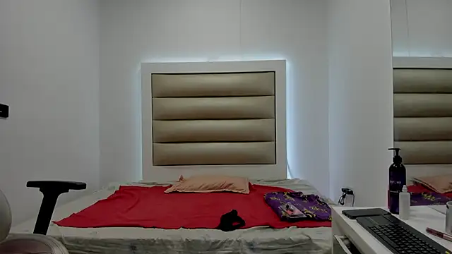 Snapshot of Luna_and_lindsy chatting on November 24, 2025, 10:48 am Luna and lindsy online show from November 24, 2025, 10:48 am