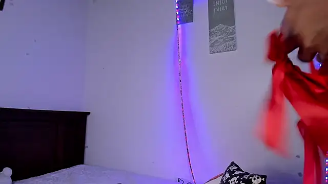 Snapshot of Michluxe_69 chatting on November 11, 2025, 1:44 am Michluxe 69 online show from November 11, 2025, 1:44 am