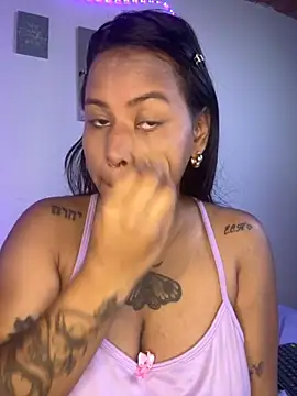 Snapshot of Michluxe_69 chatting on November 6, 2025, 10:58 pm Michluxe 69 online show from November 6, 2025, 10:58 pm