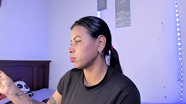 Snapshot of Michluxe_69 chatting on November 9, 2025, 2:04 am Michluxe 69 online show from November 9, 2025, 2:04 am