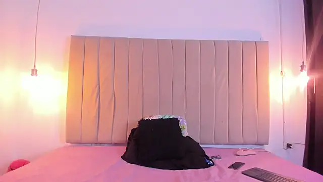 Snapshot of escar_let chatting on February 17, 2026, 3:37 am escar let online show from February 17, 2026, 3:37 am