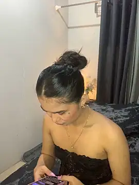 Snapshot of AngelHille chatting on November 18, 2025, 5:38 pm AngelHille online show from November 18, 2025, 5:38 pm