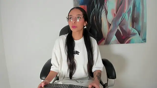 Snapshot of Roseaurora chatting on December 4, 2025, 12:59 pm Roseaurora online show from December 4, 2025, 12:59 pm