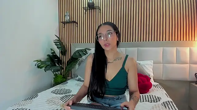 Snapshot of Roseaurora chatting on December 3, 2025, 12:37 pm Roseaurora online show from December 3, 2025, 12:37 pm