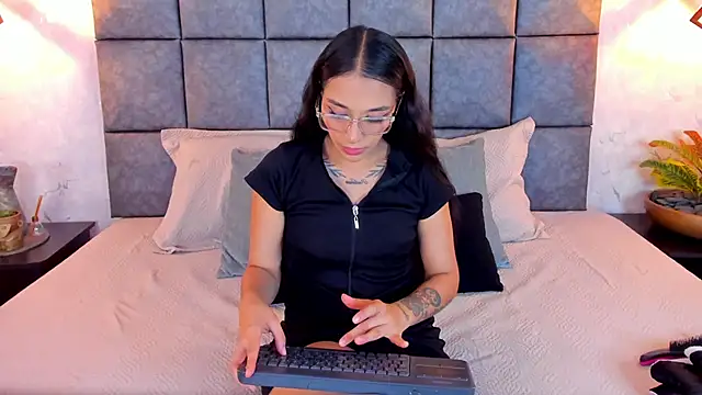 Snapshot of Roseaurora chatting on May 18, 2026, 10:42 am Roseaurora online show from May 18, 2026, 10:42 am
