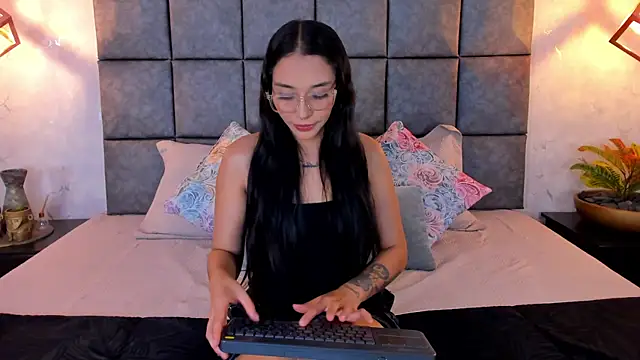 Snapshot of Roseaurora chatting on June 2, 2026, 10:37 am Roseaurora online show from June 2, 2026, 10:37 am