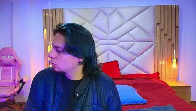 Snapshot of Laia_and_Damian chatting on October 14, 2025, 7:36 pm Laia and Damian online show from October 14, 2025, 7:36 pm