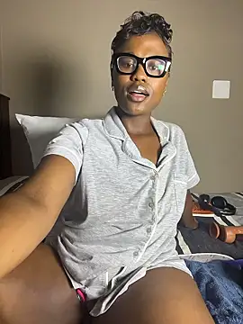 Snapshot of Moonzy77 chatting on January 9, 2026, 11:55 pm Moonzy77 online show from January 9, 2026, 11:55 pm