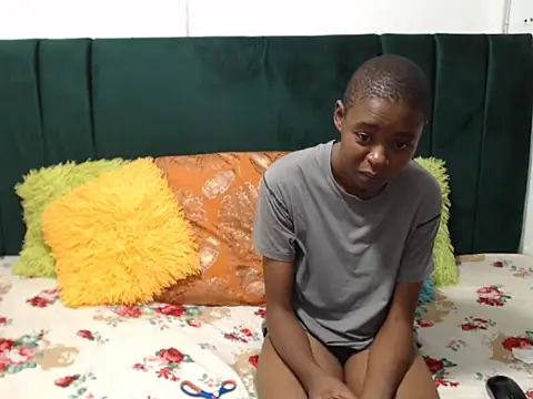 Snapshot of SweetSlenderChoc chatting on February 4, 2026, 12:38 am SweetSlenderChoc online show from February 4, 2026, 12:38 am