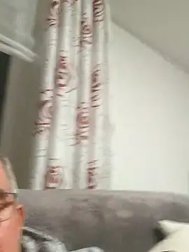 Snapshot of Oldmenhot66 chatting on October 30, 2025, 5:10 pm Oldmenhot66 online show from October 30, 2025, 5:10 pm