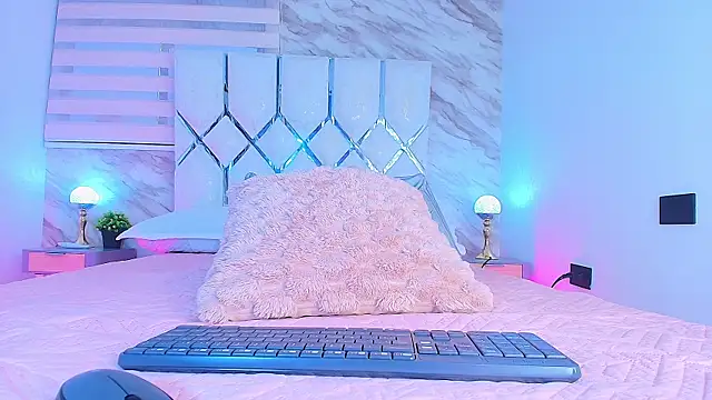 Snapshot of collet_1 chatting on November 29, 2025, 12:05 pm collet 1 online show from November 29, 2025, 12:05 pm