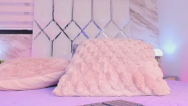 Snapshot of collet_1 chatting on December 3, 2025, 11:53 am collet 1 online show from December 3, 2025, 11:53 am