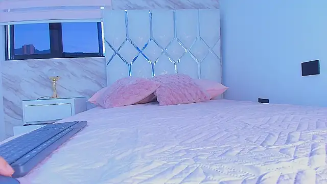 Snapshot of collet_1 chatting on October 31, 2025, 12:02 pm collet 1 online show from October 31, 2025, 12:02 pm