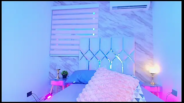 Snapshot of collet_1 chatting on December 14, 2025, 12:00 pm collet 1 online show from December 14, 2025, 12:00 pm