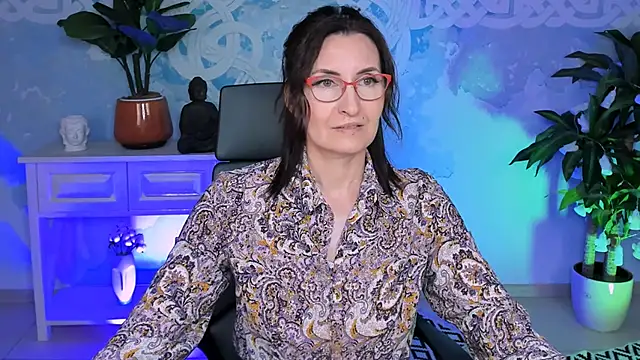 Snapshot of UnaTerra chatting on October 31, 2025, 9:17 am UnaTerra online show from October 31, 2025, 9:17 am