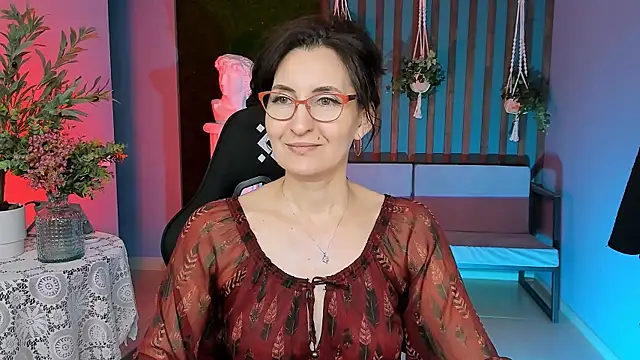 Snapshot of UnaTerra chatting on November 18, 2025, 9:12 am UnaTerra online show from November 18, 2025, 9:12 am