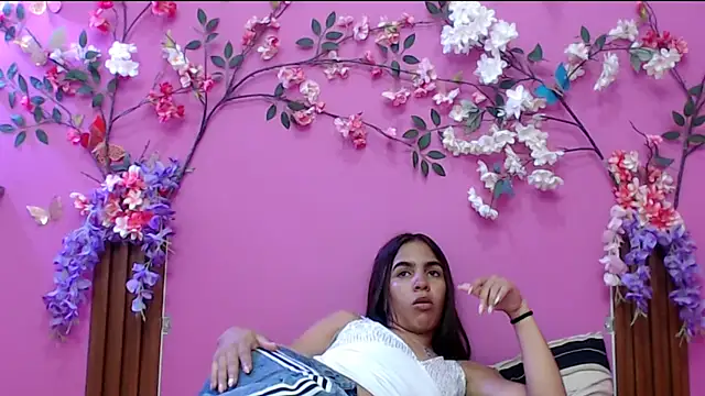 skinnysofia18 online show from November 16, 2025, 1:27 pm