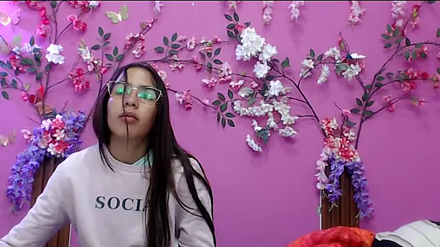 skinnysofia18 online show from December 1, 2025, 1:12 pm