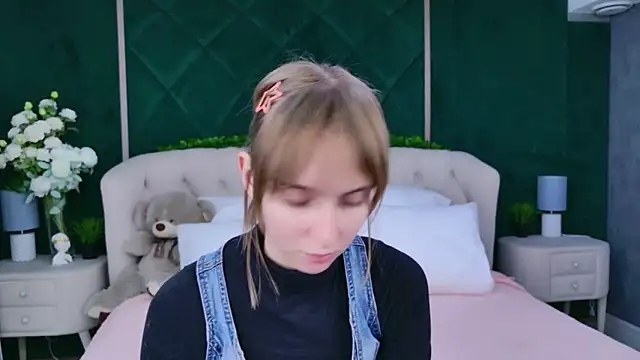 Snapshot of Beverly_Gomes chatting on December 16, 2025, 3:27 pm Beverly Gomes online show from December 16, 2025, 3:27 pm