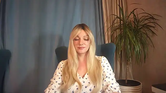 Snapshot of Zurelis chatting on November 7, 2025, 12:53 pm Zurelis online show from November 7, 2025, 12:53 pm