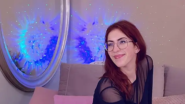 CaitlinMoon online show from December 4, 2025, 4:11 am